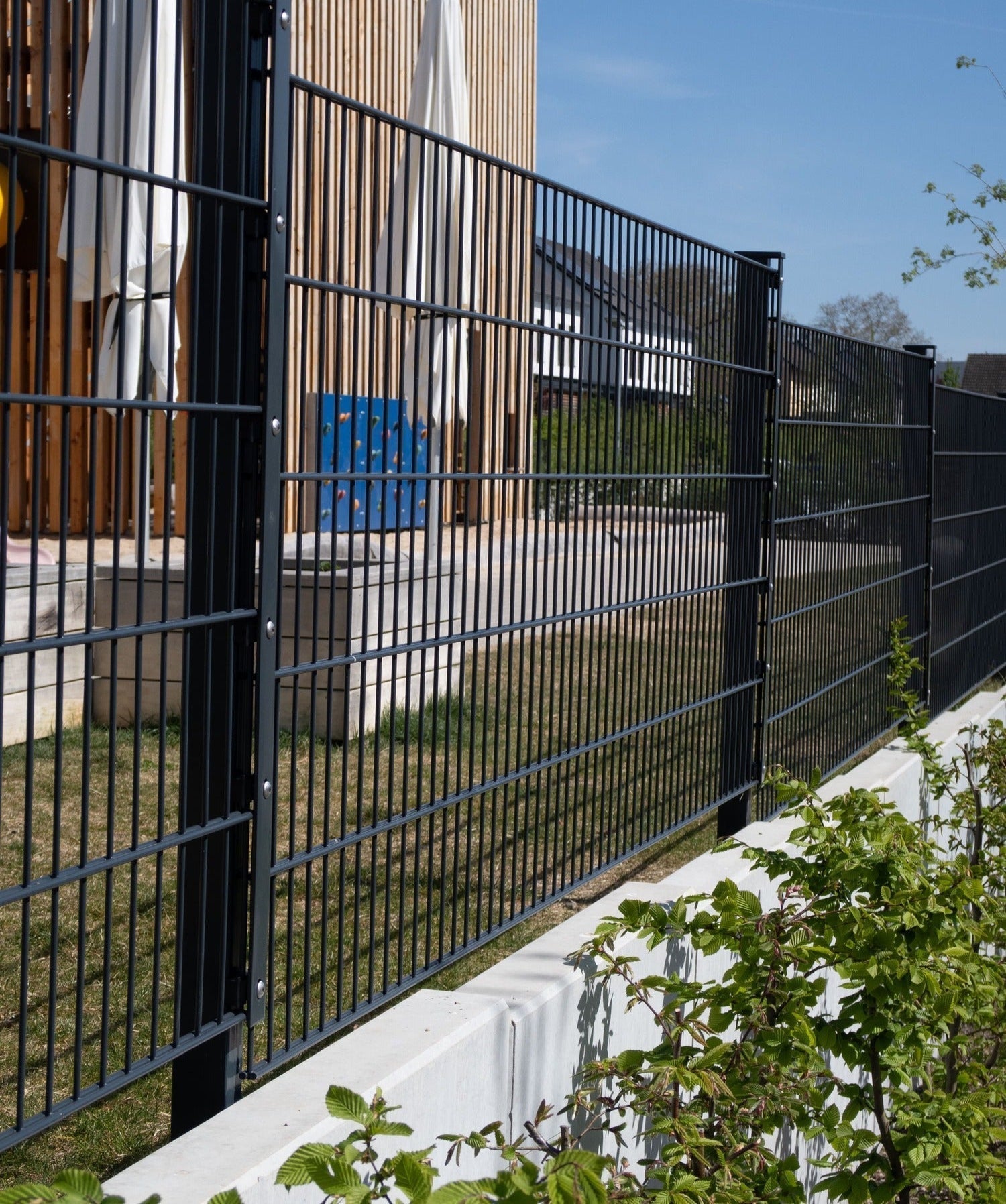 Doppelstabmattenzaun oder Holzzaun – welcher Zaun passt zu mir?